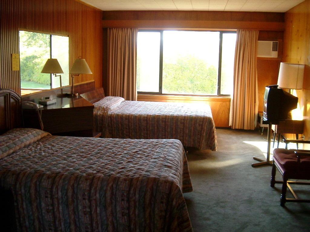 Airport Inn Кунел Екстериор снимка