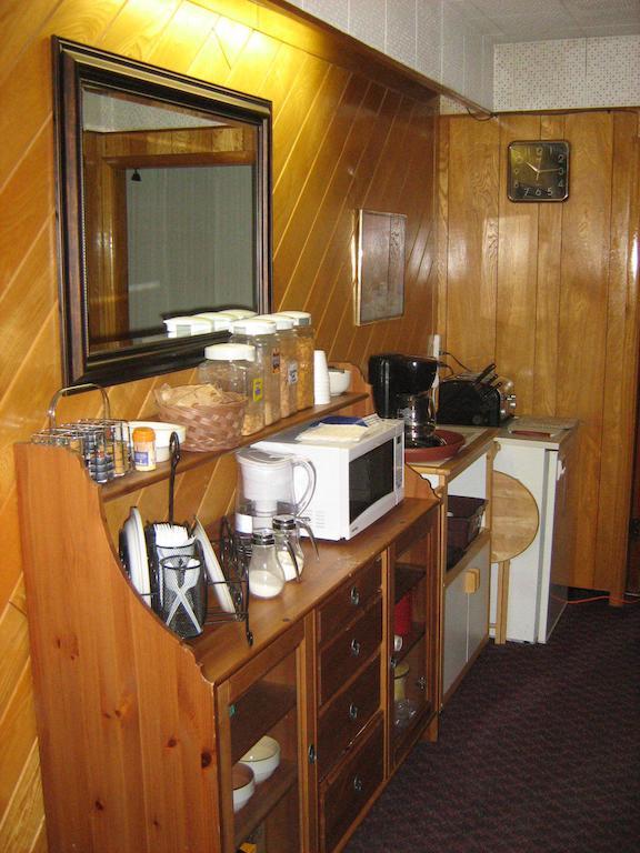 Airport Inn Кунел Екстериор снимка