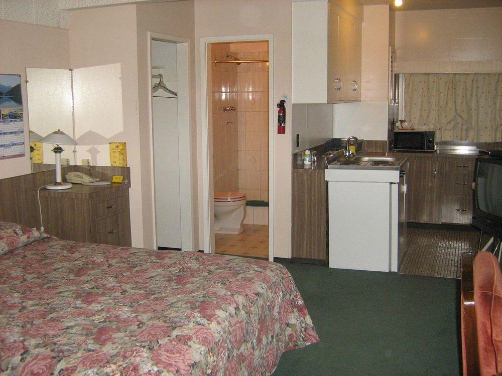 Airport Inn Кунел Екстериор снимка