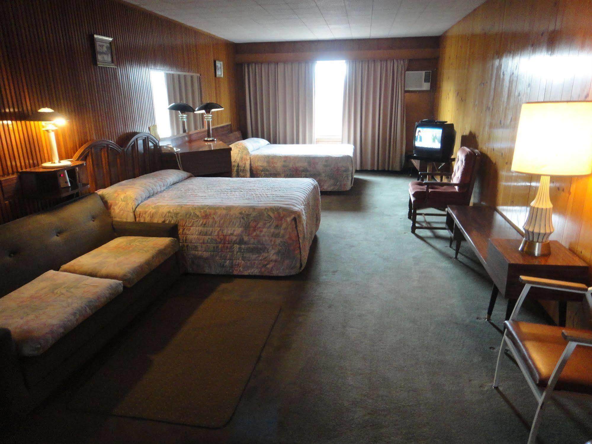 Airport Inn Кунел Екстериор снимка