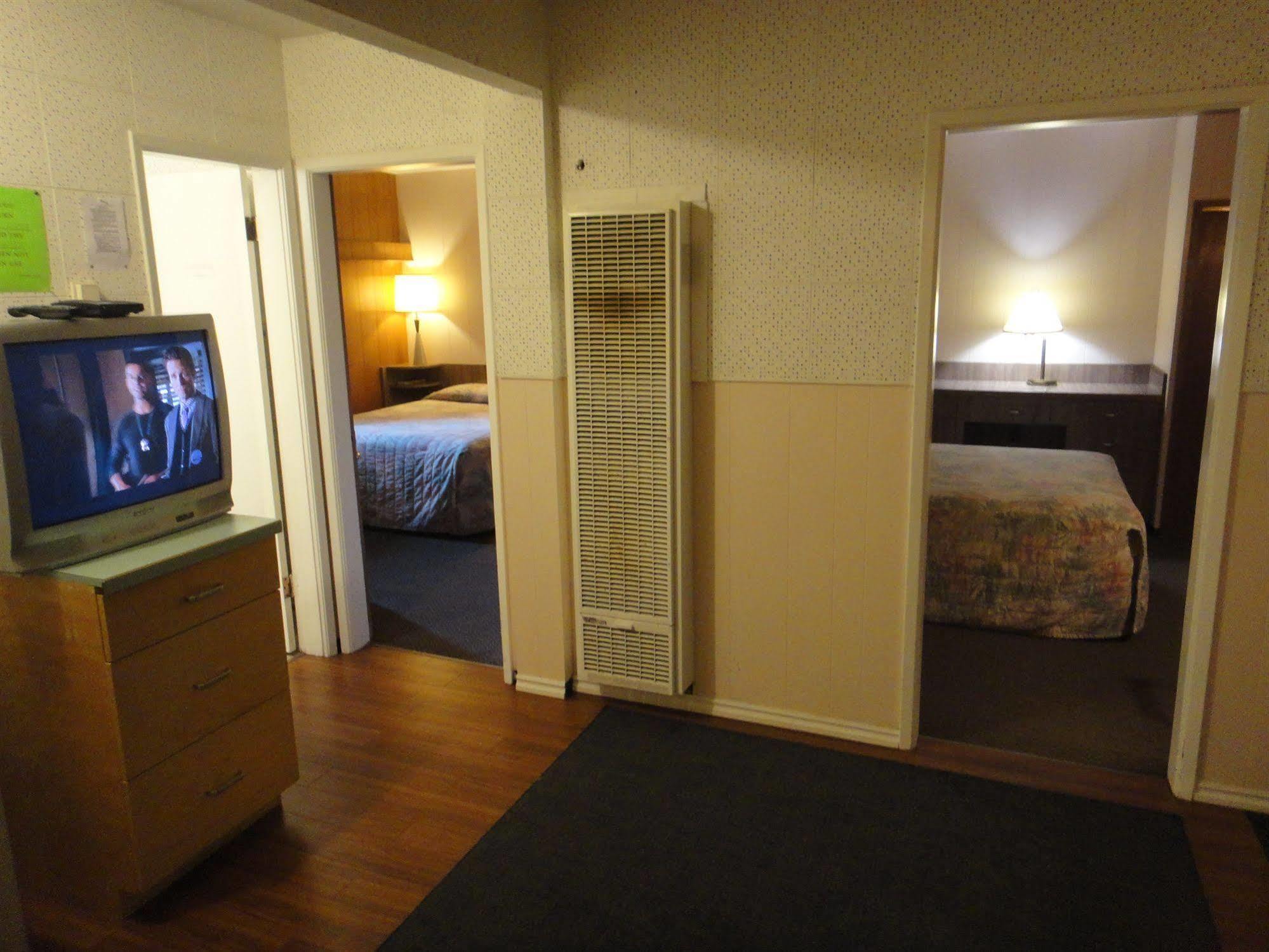 Airport Inn Кунел Екстериор снимка