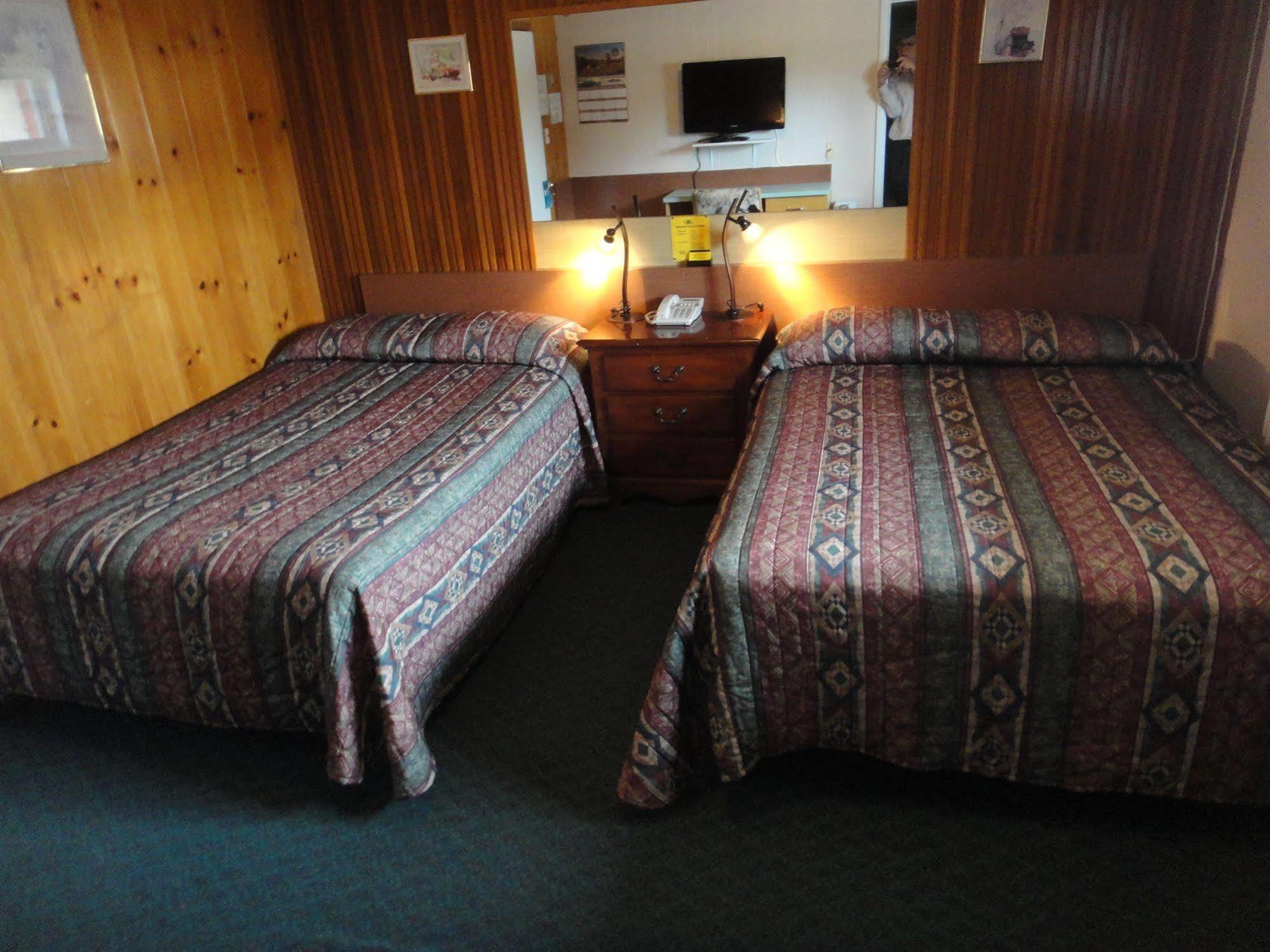 Airport Inn Кунел Екстериор снимка