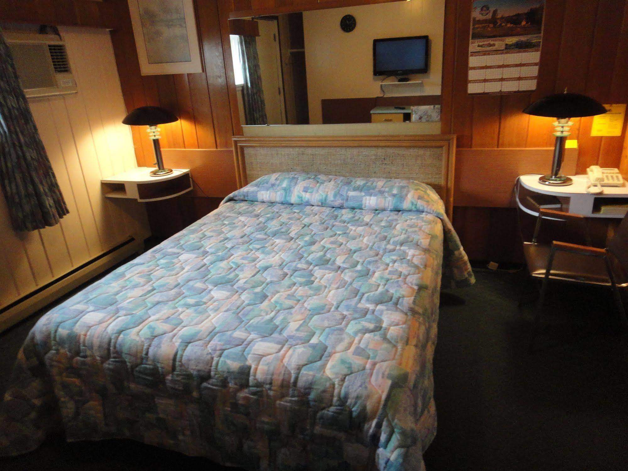 Airport Inn Кунел Екстериор снимка