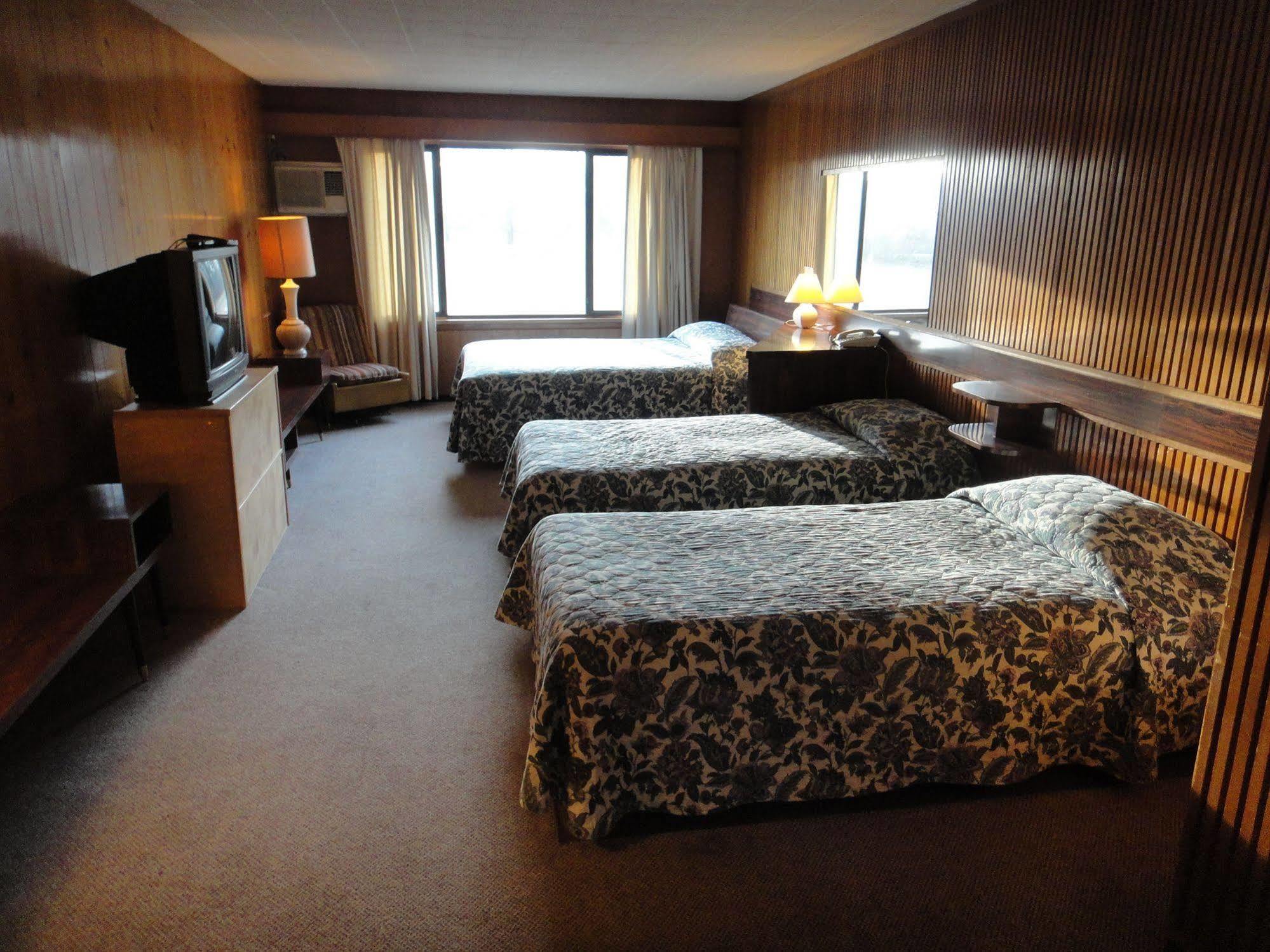 Airport Inn Кунел Екстериор снимка