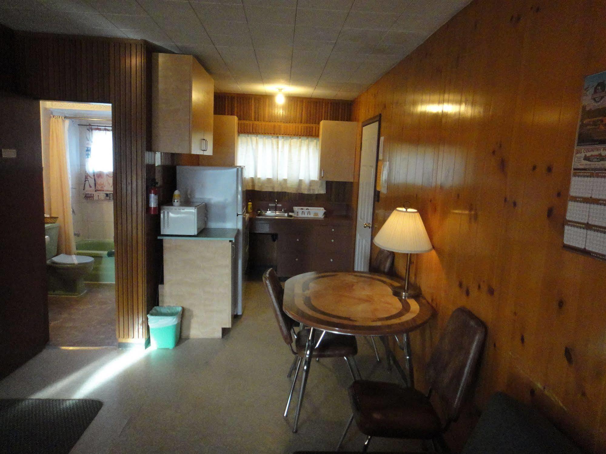 Airport Inn Кунел Екстериор снимка