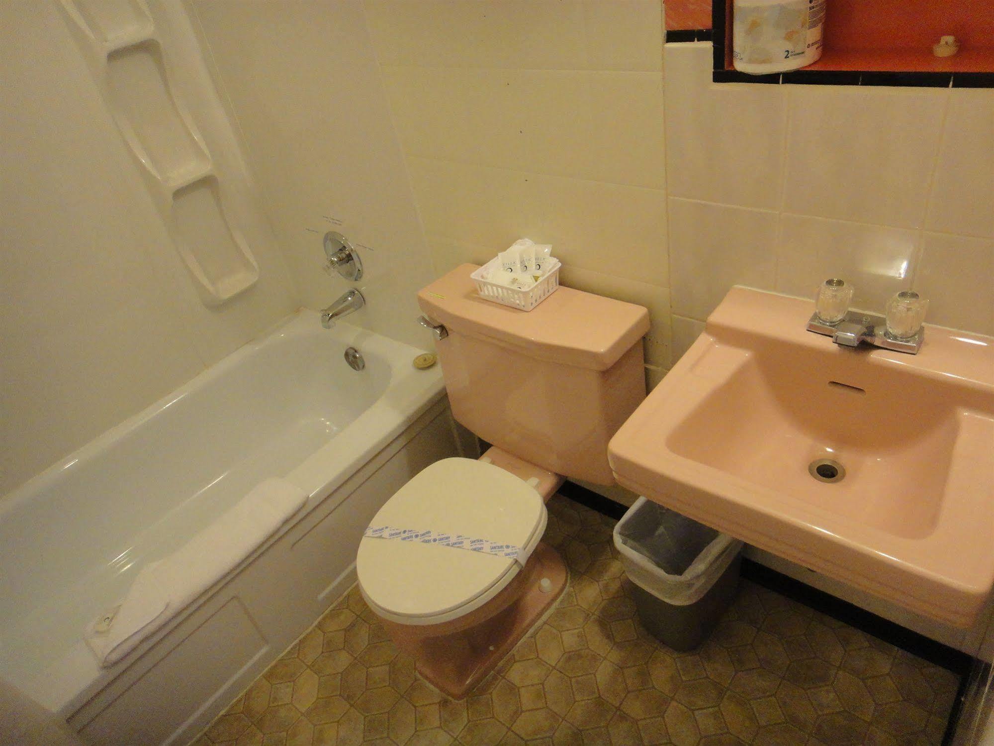 Airport Inn Кунел Екстериор снимка