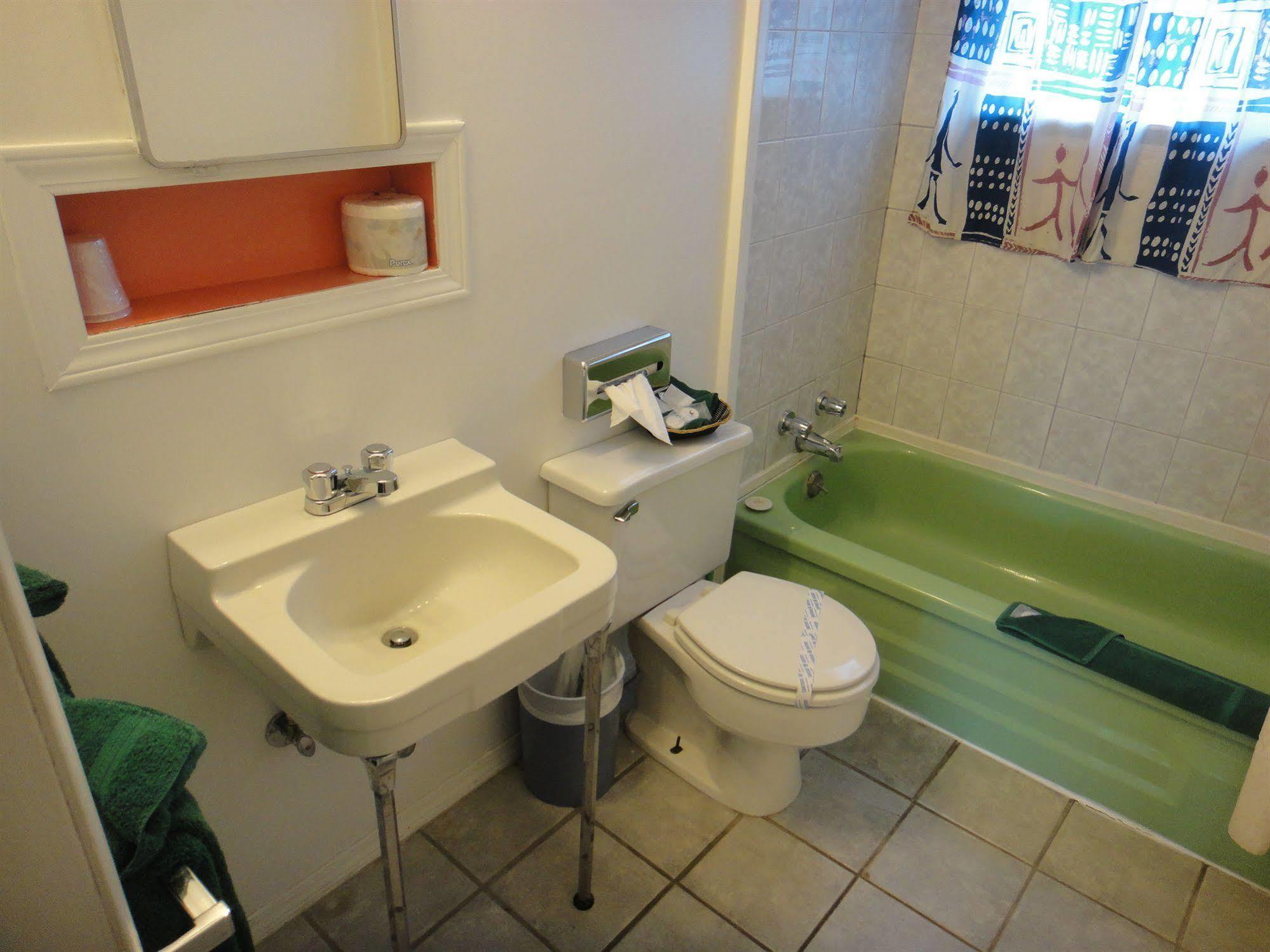 Airport Inn Кунел Екстериор снимка