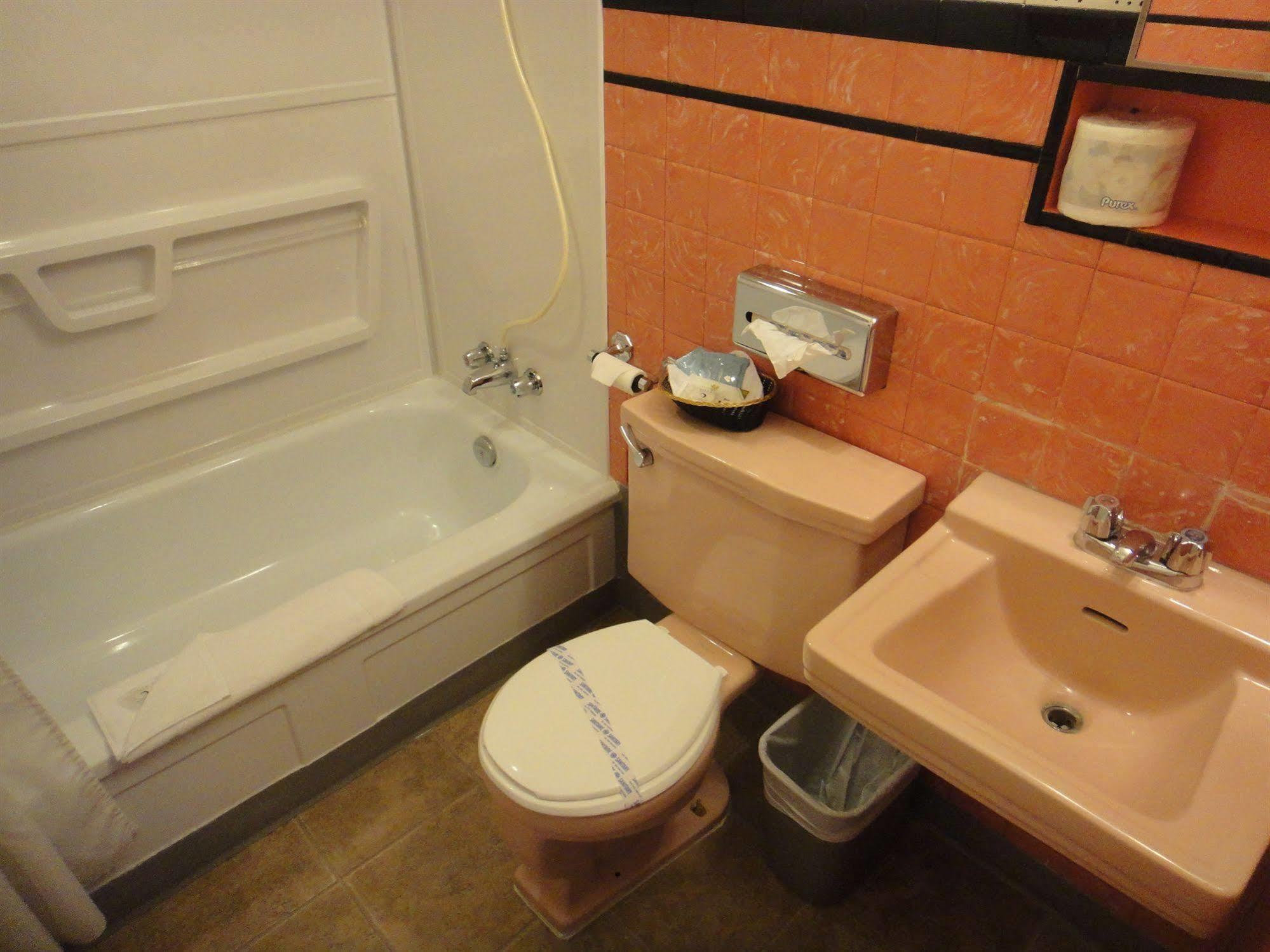 Airport Inn Кунел Екстериор снимка