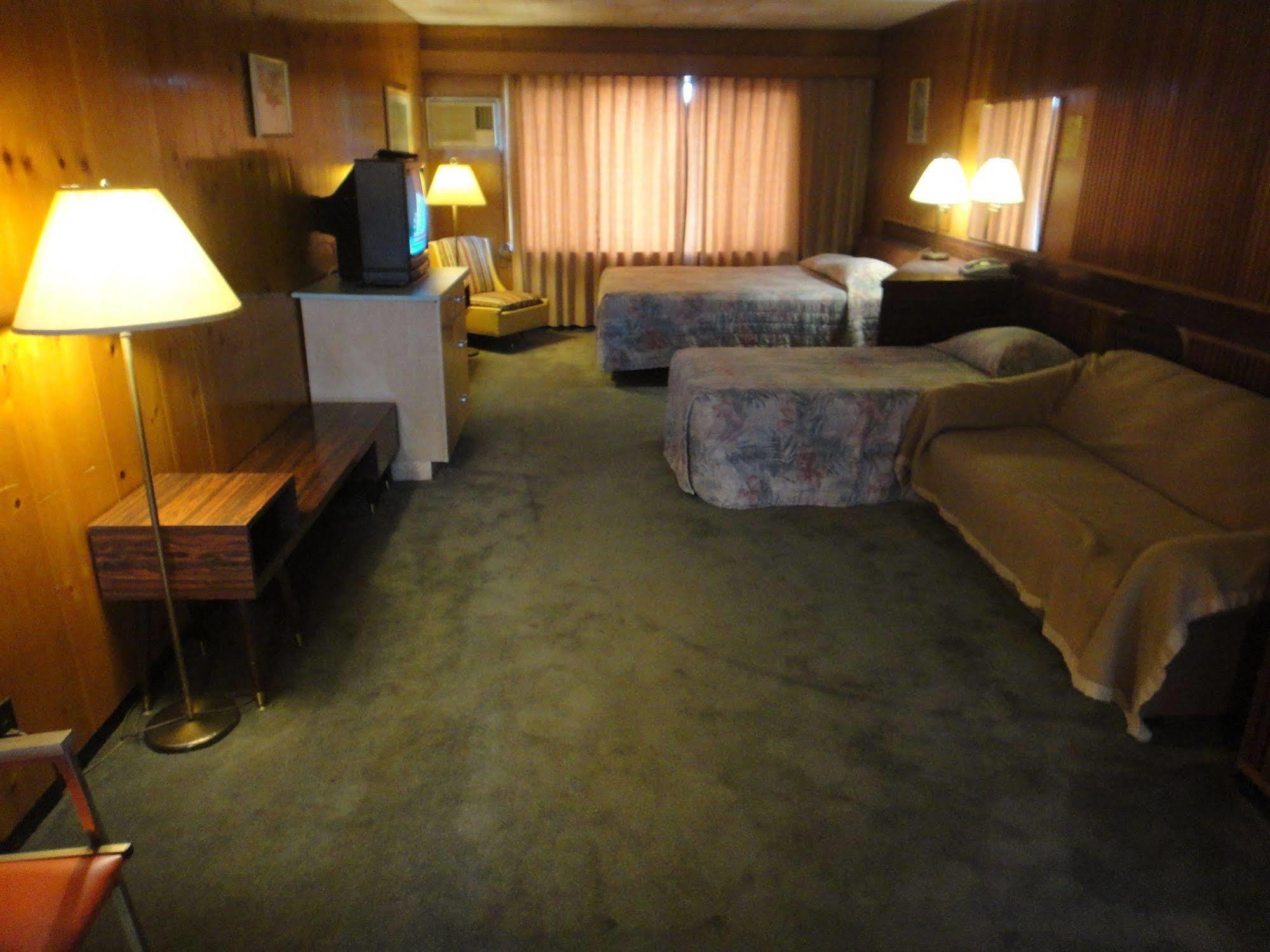 Airport Inn Кунел Екстериор снимка
