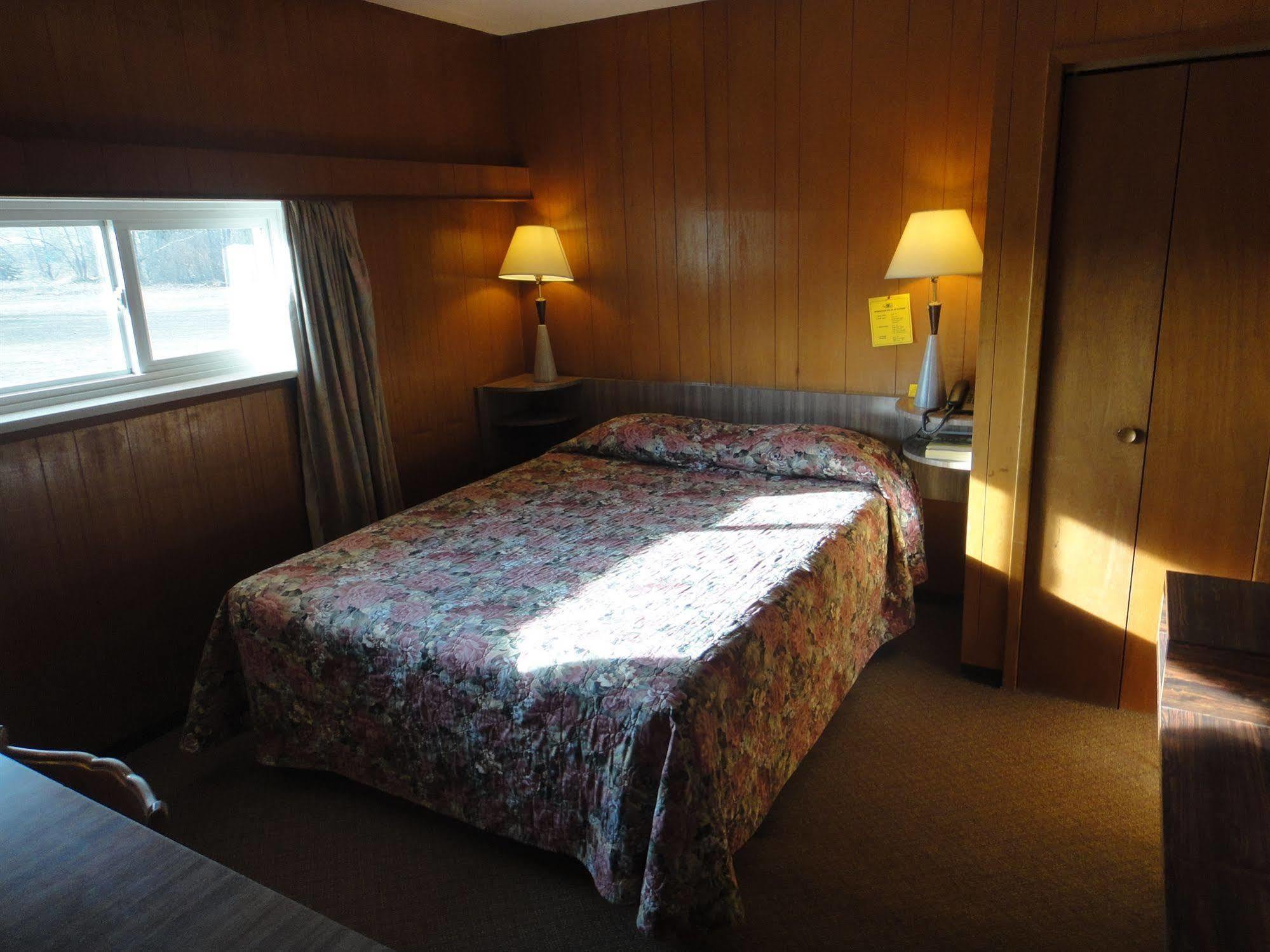 Airport Inn Кунел Екстериор снимка