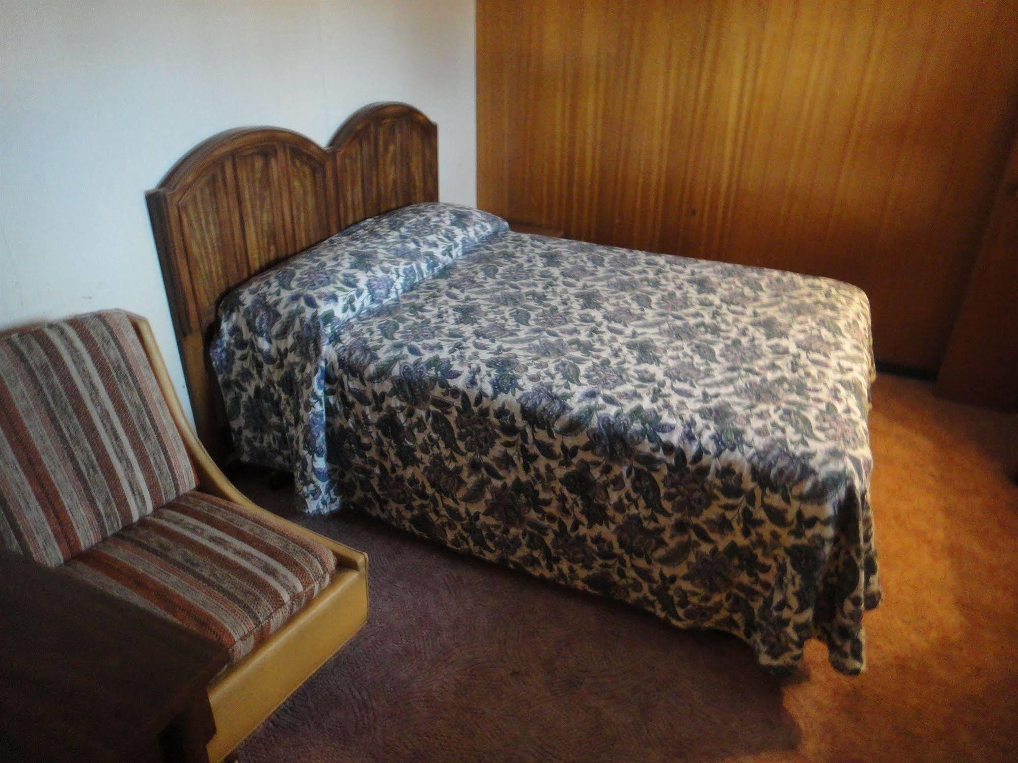 Airport Inn Кунел Екстериор снимка