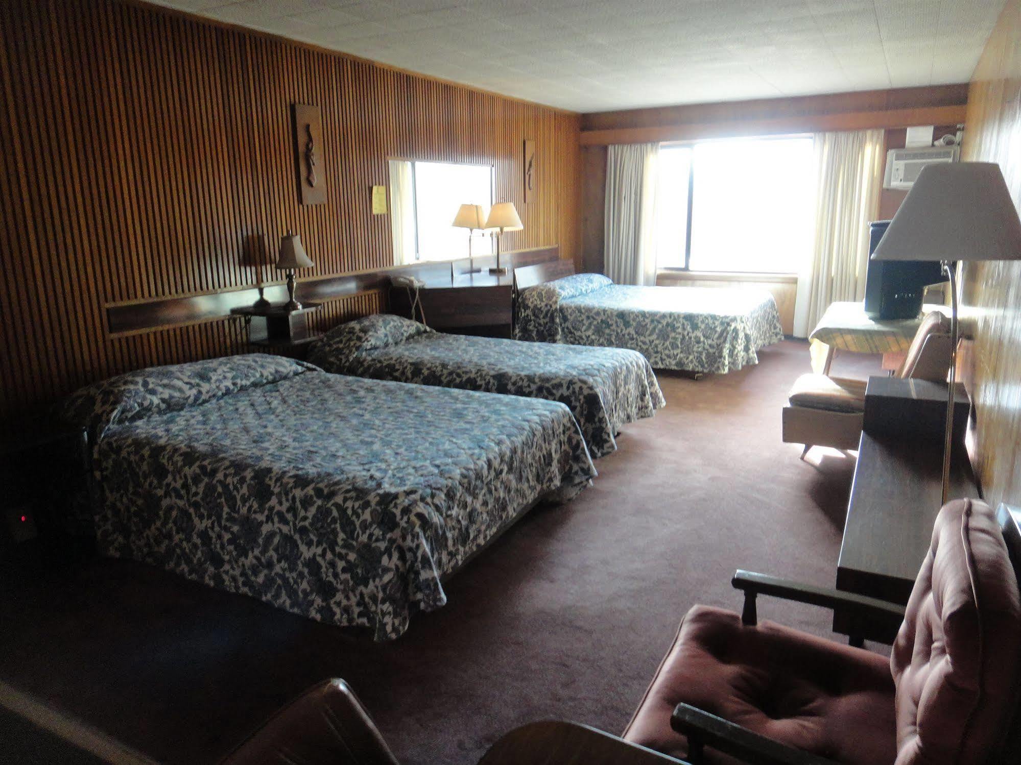 Airport Inn Кунел Екстериор снимка