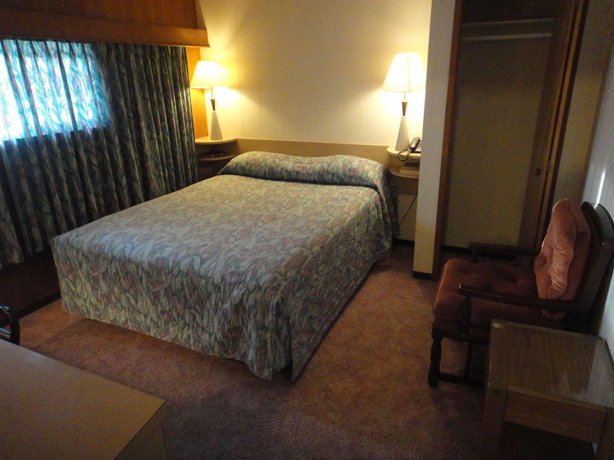 Airport Inn Кунел Екстериор снимка