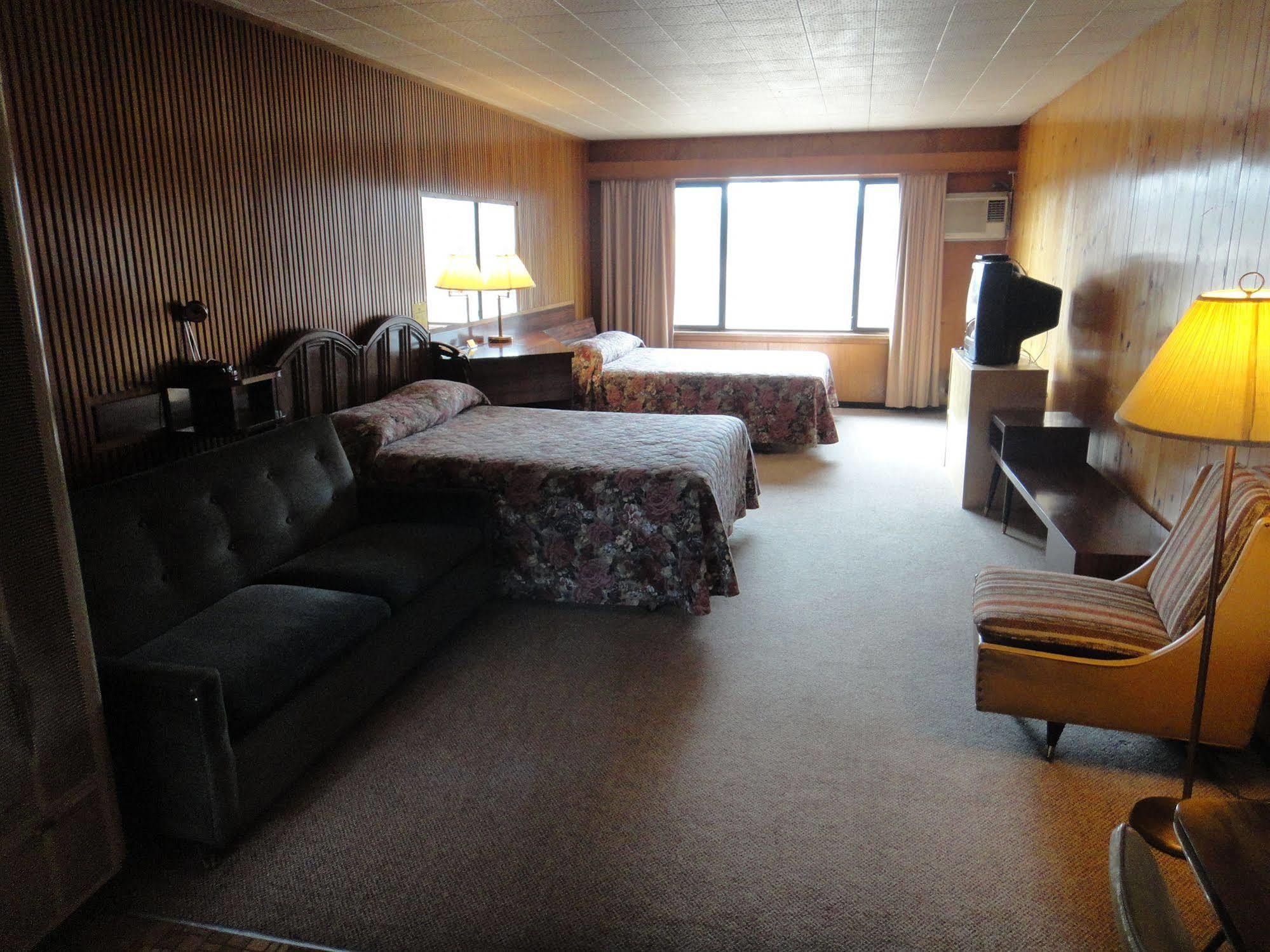 Airport Inn Кунел Екстериор снимка