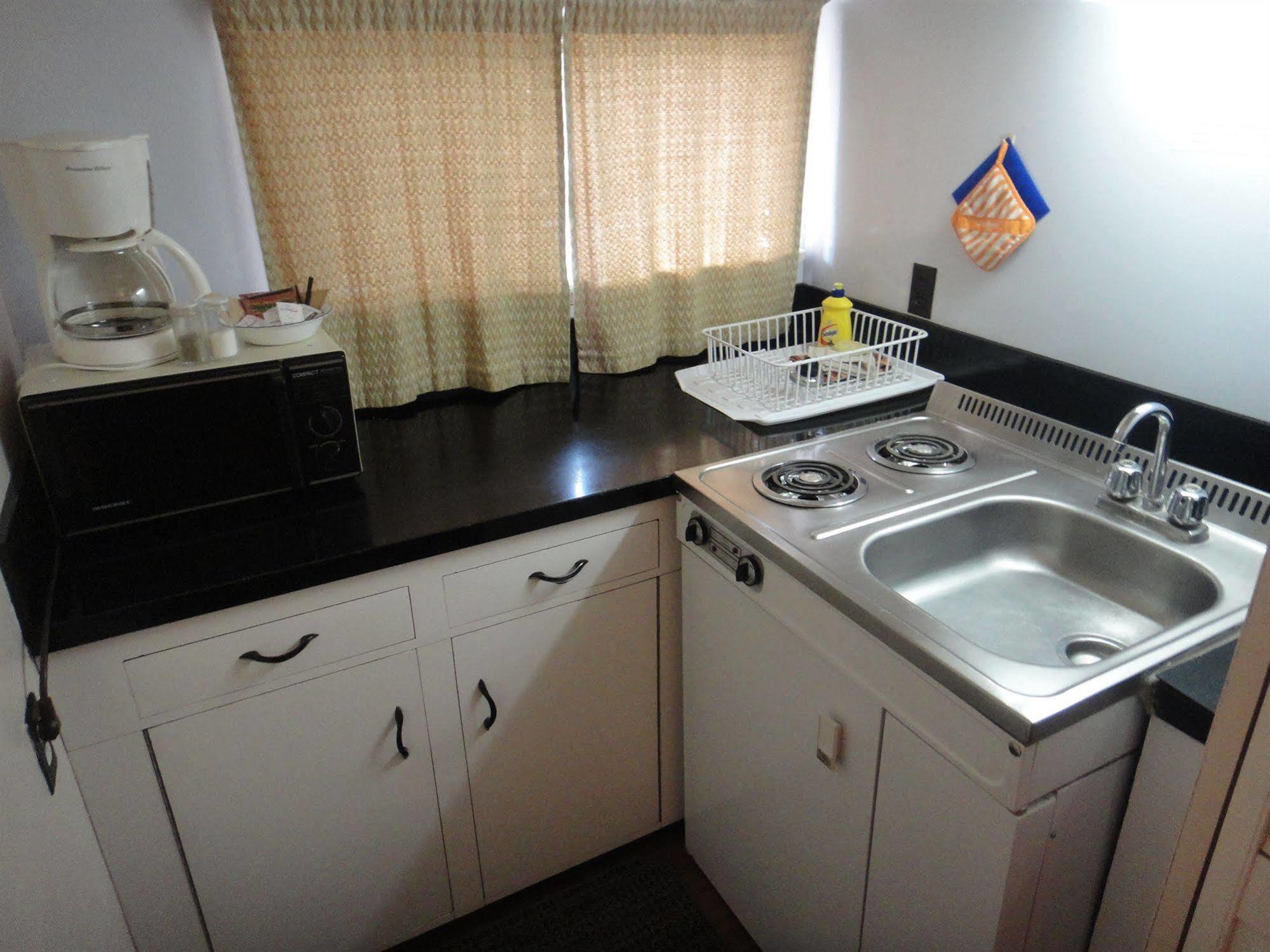 Airport Inn Кунел Екстериор снимка