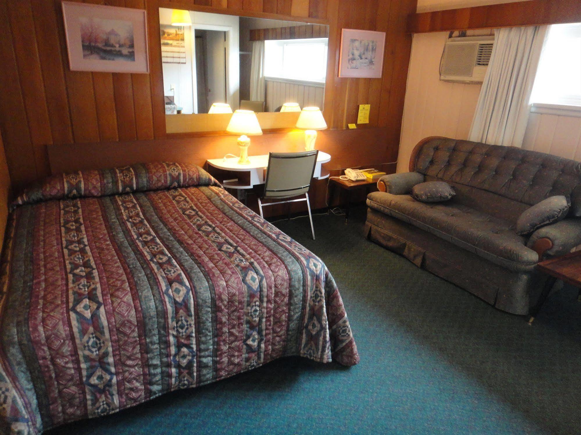Airport Inn Кунел Екстериор снимка